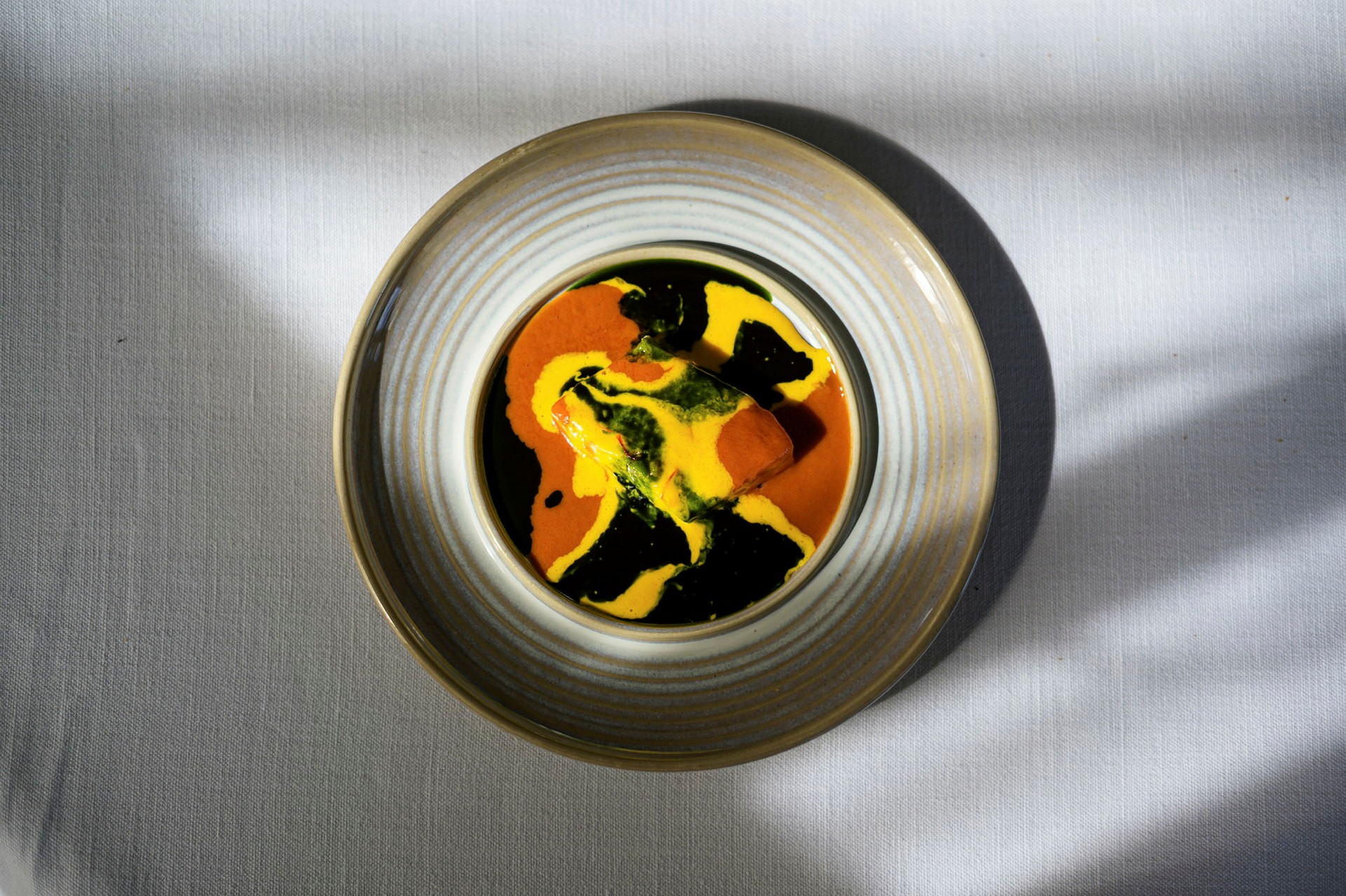 På menyn: Ångad piggvar i en palett med tre såser – pesto, tomat och saffran.