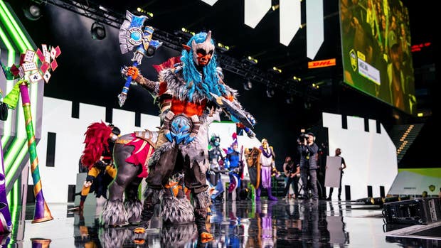 E-sporttävlingar har ofta shower med cosplay-entusiaster som visar upp sig i spelets hjältekostymer.