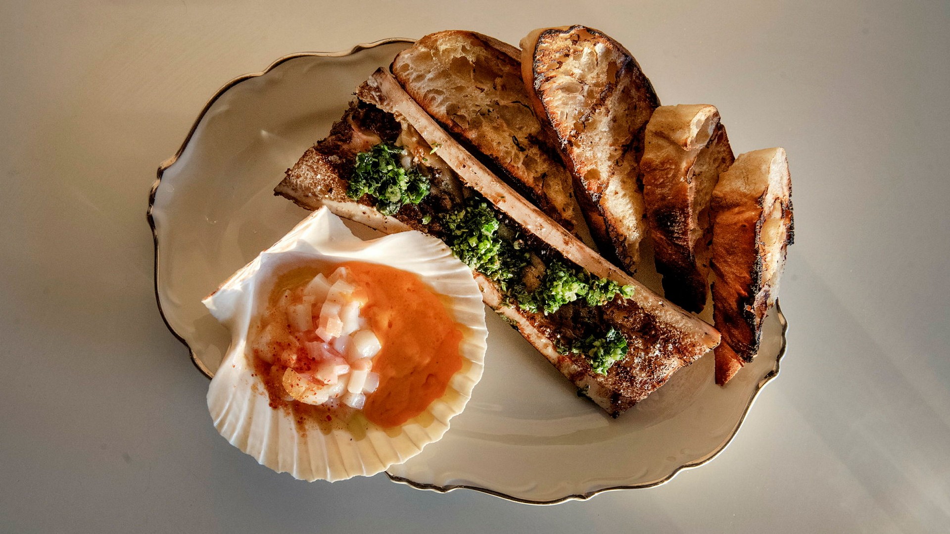 Pilgrimsmussla från Norge med glasrabarber, hot sauce, och grillat märgben.