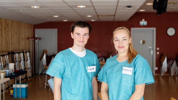 Filip Palmgren och Mathilda Malm är två av SAS timanställda som direkt anmälde sig till vårdutbildningen. De har redan fått nya jobb inom sjukvård respektive äldreomsorg.
