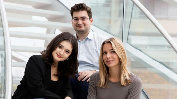 Sanne Fouquet (till höger) med resten av grundar-teamet: Valerie Estrina och Feliks Ghazaryan.