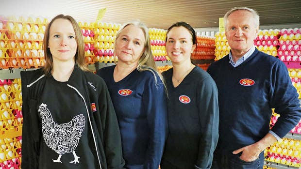 Alsbo Ägg i Krylbo drivs av från vänster: Emma Skrivargård, Britt-Mari Rabb, Sandra Skrivargård och Sören Rabb.