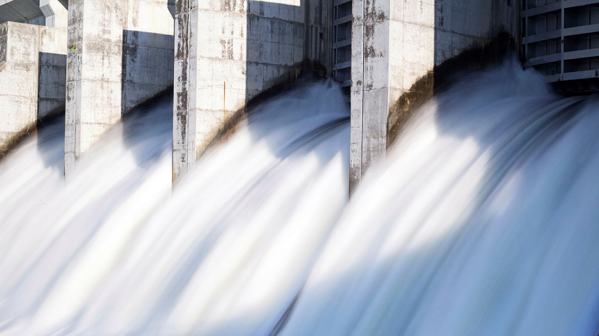 Vårfloden och således ökad vattenkraft pekas ut som huvudorsak till prisdippen.