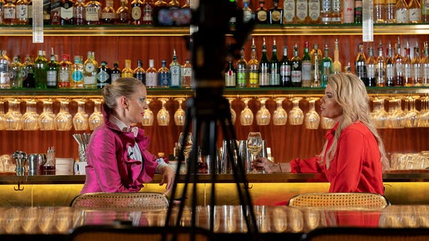 Nyhetschefen Ida Hansson Brusewitz i samtal med Pernilla Nyrensten på Brasserie Astoria i Stockholm.