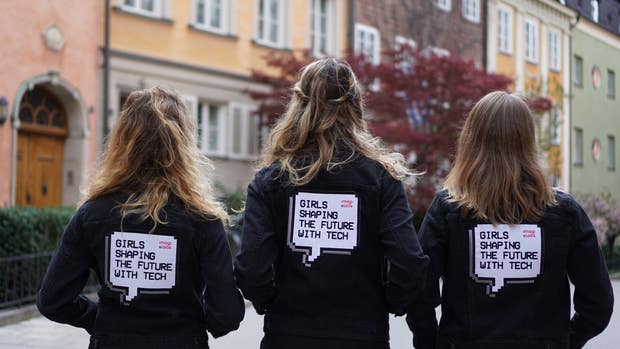 Imagilabs tre grundare med texten ”Girls shaping the future with tech.”