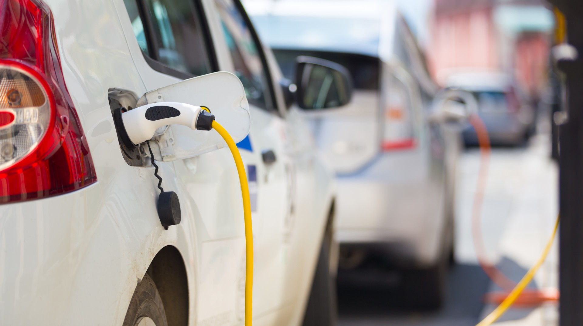 Antalet laddbara fordon växer rekordsnabbt i Sverige just nu. Att bygga ut laddningen i samma takt är en utmaning. Foto: Ellevio