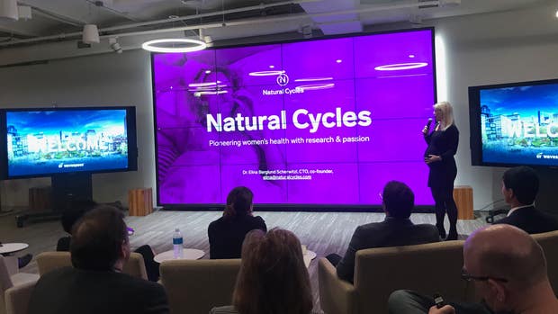 Elina Berglund står på scenen och presenterar Natural Cycles på ett europeiskt pitchevent i New York i början av februari, som anordnades av den europeisk-svenska handelskammaren.