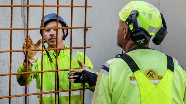 Algimantas Kalasauskas bär armeringsjärn.