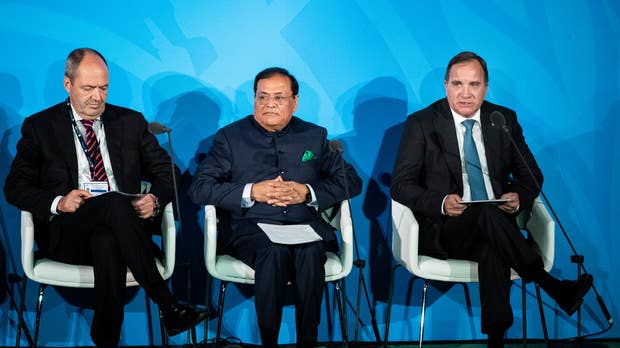 SSAB:s vd Martin Lundqvist och statsminister Stefan Löfven (S), med det indiska företaget Dalmias vd Mahendra Singhi i mitten.