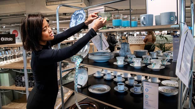 Porslin som lämnats in av konsumenter radas upp i en liten sektion i Iittalas outletbutik i Gustavsberg.