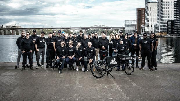 Mioos företagsteam och bike buddies tillsammans.