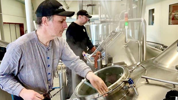Björn Falkeström visar runt i stora moderna lokaler där det bryggs 2,3 miljoner liter öl per år.