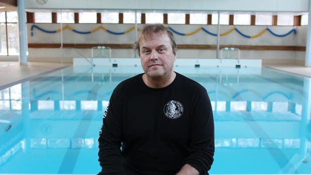 Tillsammans med två andra invånare på orten driver Örjan Berglund den lokala simhallen