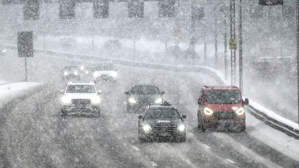 Snöfall kan skapa problem i trafiken – Gotlandsfärjor ställs in