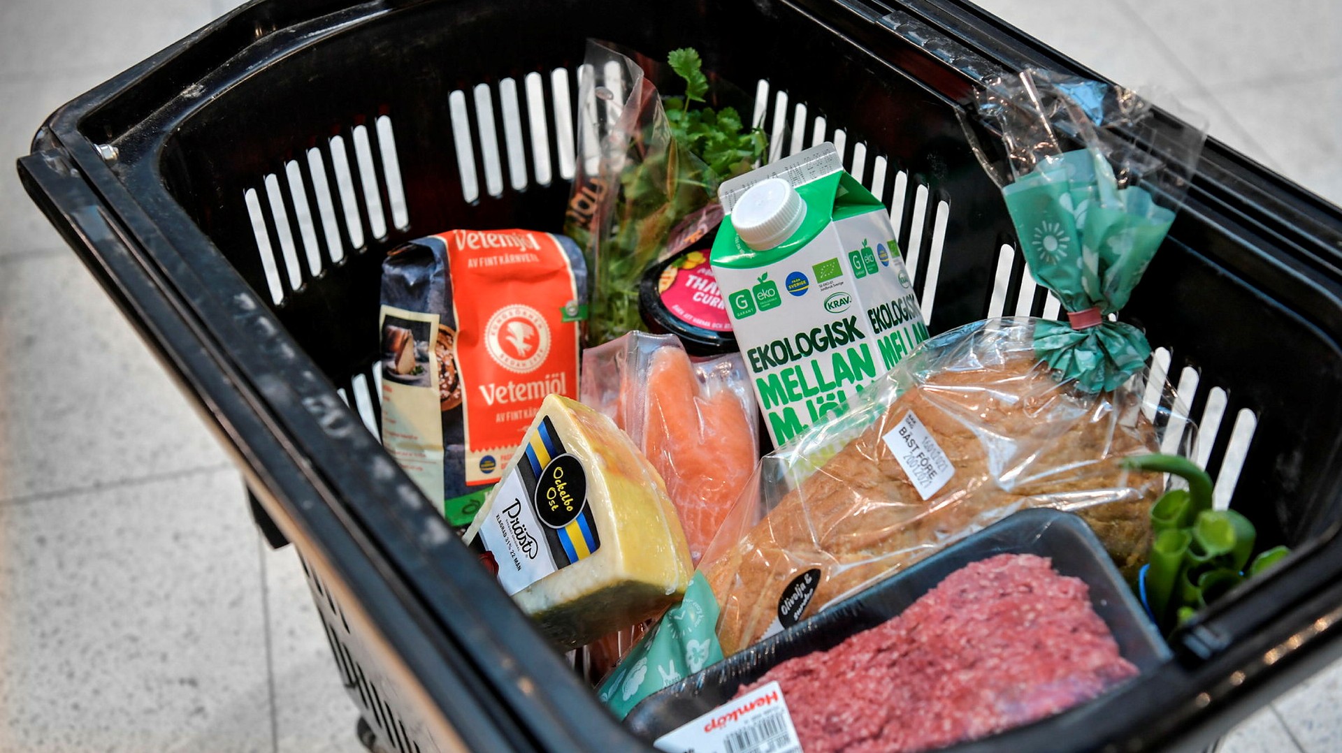 Dyr mat får fler svenskar att söka hjälp