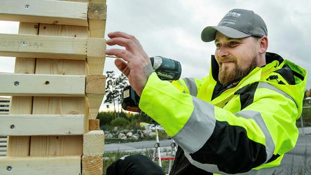 Arthur Keiss bygger en sopanläggning utanför en paddelhall i Örebro.