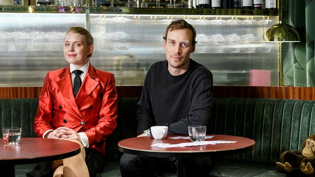 Di Digitals nyhetschef Ida Hansson Brusewitz gästades av Krys vd och grundare Johannes Schildt i premiären av Mitt i bruset. Nere i högra hörnet syns en leksaksapa som är likadan som Johannes gosedjur och som syntes i tv-serien Glappet.