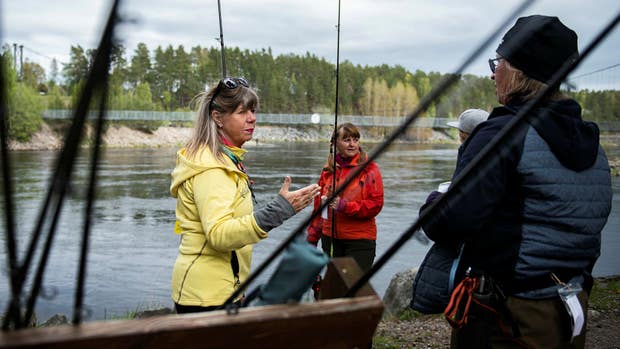 Sivan Jansson, JoAnn Knight och Helen Rost prövar fiskelyckan.