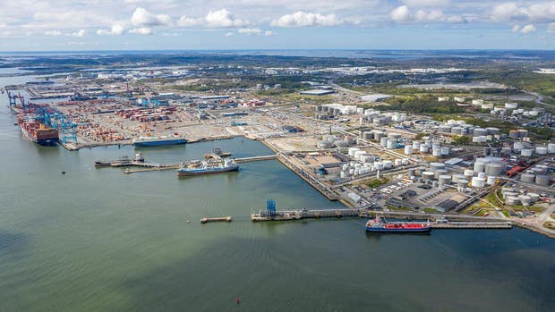 karvik i Göteborgs Hamn är tilltänkt som möjlig lokalisering för en planerad terminal för mellanlagring av infångad koldioxid från bland annat raffinaderierna i närheten och för utskeppning till en slutlig lagringsplats.