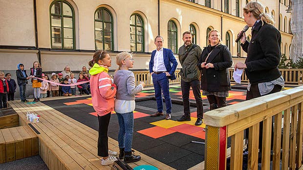 Stockholms första framtidsgata invigdes på torsdagen. Med på invigningen var blanda andra Stockholms trafikborgarråd Daniel Helldén (längst till vänster av de vuxna i bilden) och Katarina Sahlin, projektledare och trafikplanerare på trafikkontoret (med mikrofonen).
