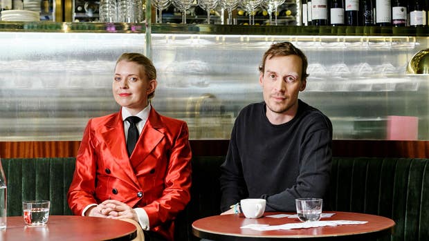 Mitt i Brusets programledare Ida Hansson Brusewitz tillsammans med Johannes Schildt, vd på Kry.