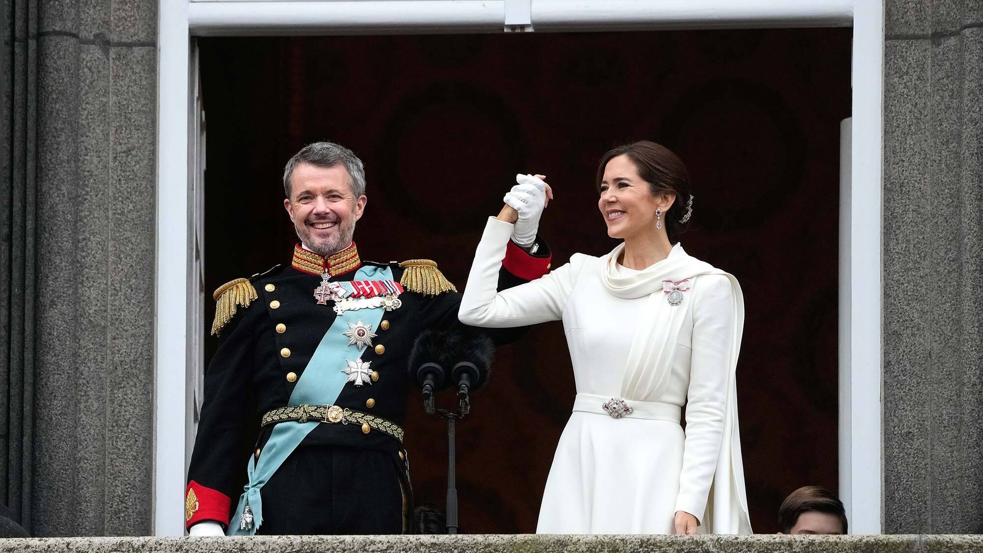 Kung Frederik och drottning Mary på balkongen på Christiansborgs slott.
