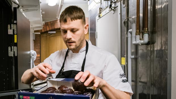 Olof Håsteen, köksmästare på Restaurang Gotthards.