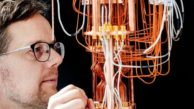 Jonas Bylander med kvantdatorprototypen.