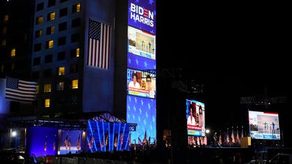 Scenen är riggad för Joe Bidens segertal i hemstaden Wilmington, Delaware.