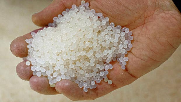 Råmaterialet gjort av majsstärkelse kommer som granulat innan bearbetning.