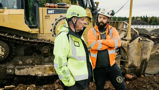 Fredrik Mattsson i samspråk med Markus Lundqvist från 3L Schakt som jobbar som underentreprenör åt bolaget.