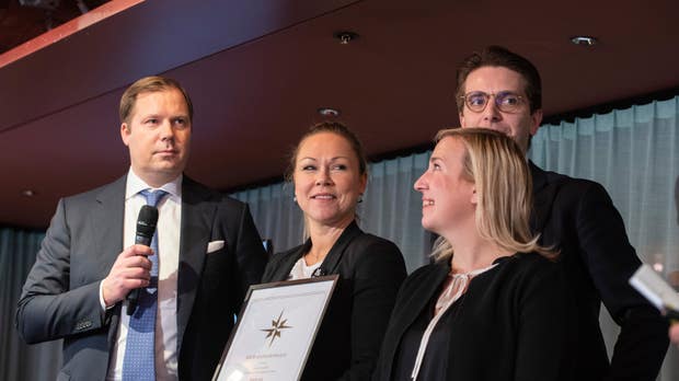 Advokatbyrån MarLaw med Cecillia Toreim Tornberg, Katarina Ladenfors, Daniel Tornberg och Alexander Jute, tar emot sitt förstapris.
