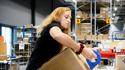 Katarina Sjöstedt på Beslag Design förbereder en transport.