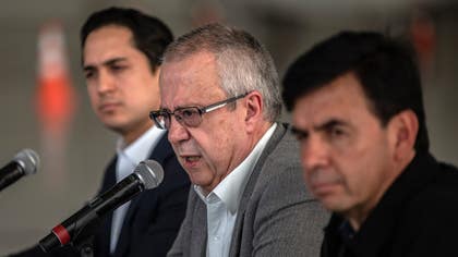 Mexikos finansminister Carlos Urzua, i mitten, har meddelat att han avgår efter "allvarliga meningsskiljaktigheter om ekonomisk politik" med landets president, framgår v hans avgångsbrev.