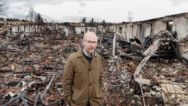 Bygget av den nya färgfabriken tog ett år men den 28 februari brann hela anläggningen ned till grunden. Vd Anders Ekby hade först svårt att ta in vad som hänt. ”Jag stod där och fällde en tår.”