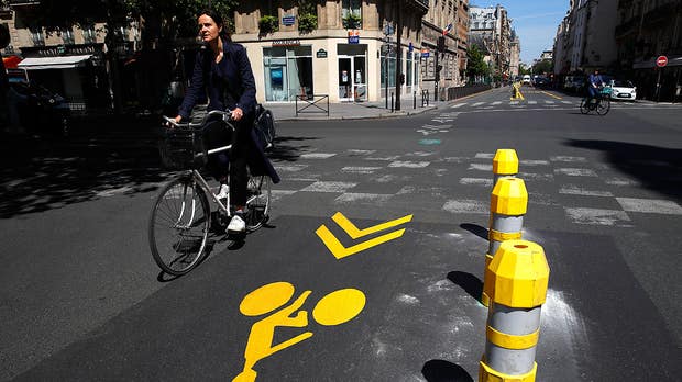Tillfällig cykelbana i Paris. Paris-bor får kompensation med upp till 50 euro om de reparerar sin cykel i samband med att staden lyfter karantänen.