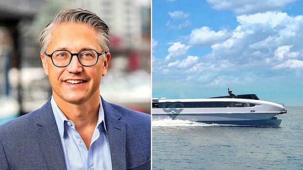 Echandias vd och grundare Magnus Eriksson. Här tillsammans med Beluga24, världens första helt utsläppsfria, höghastighetskolfiberkatamaran som Echandia levererat en batterilösning till.