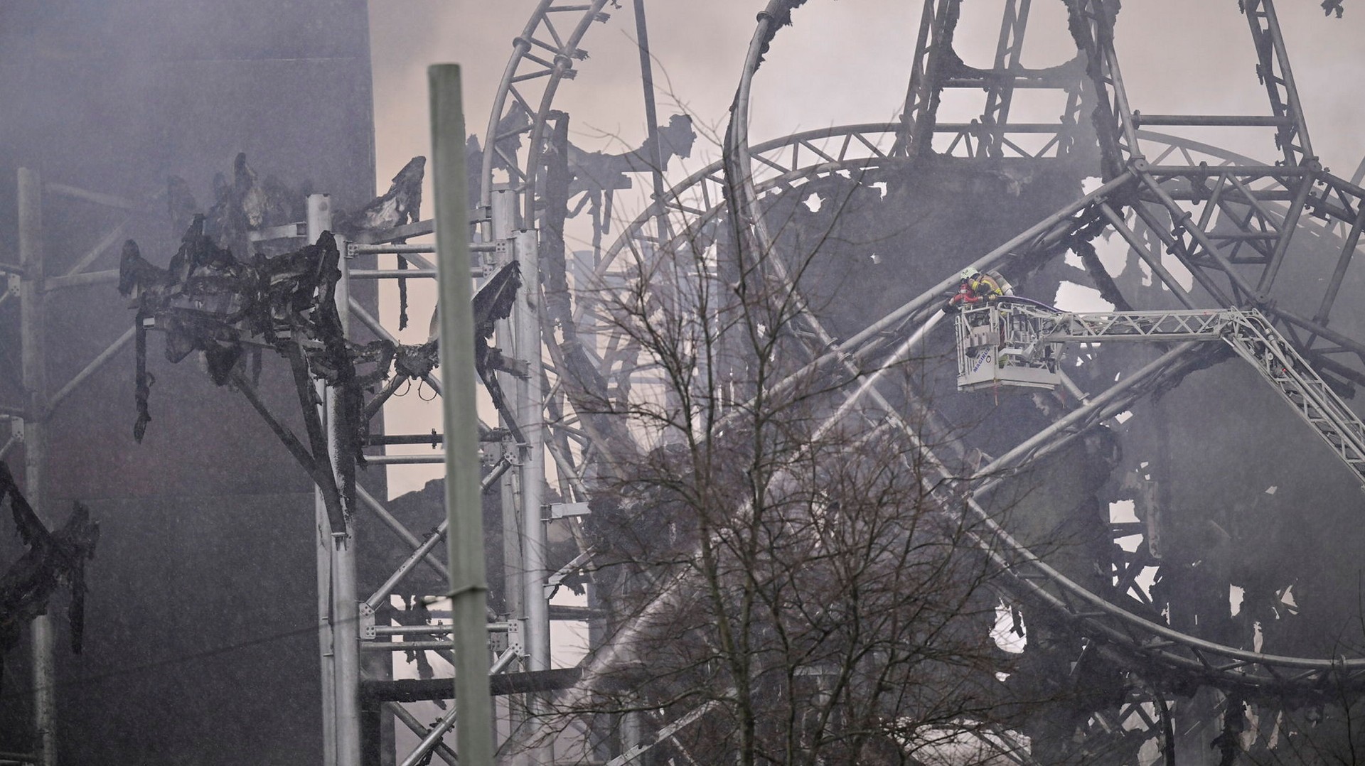 Räddningstjänsten: Räddat delar av Lisebergs eldhärjade vattenland