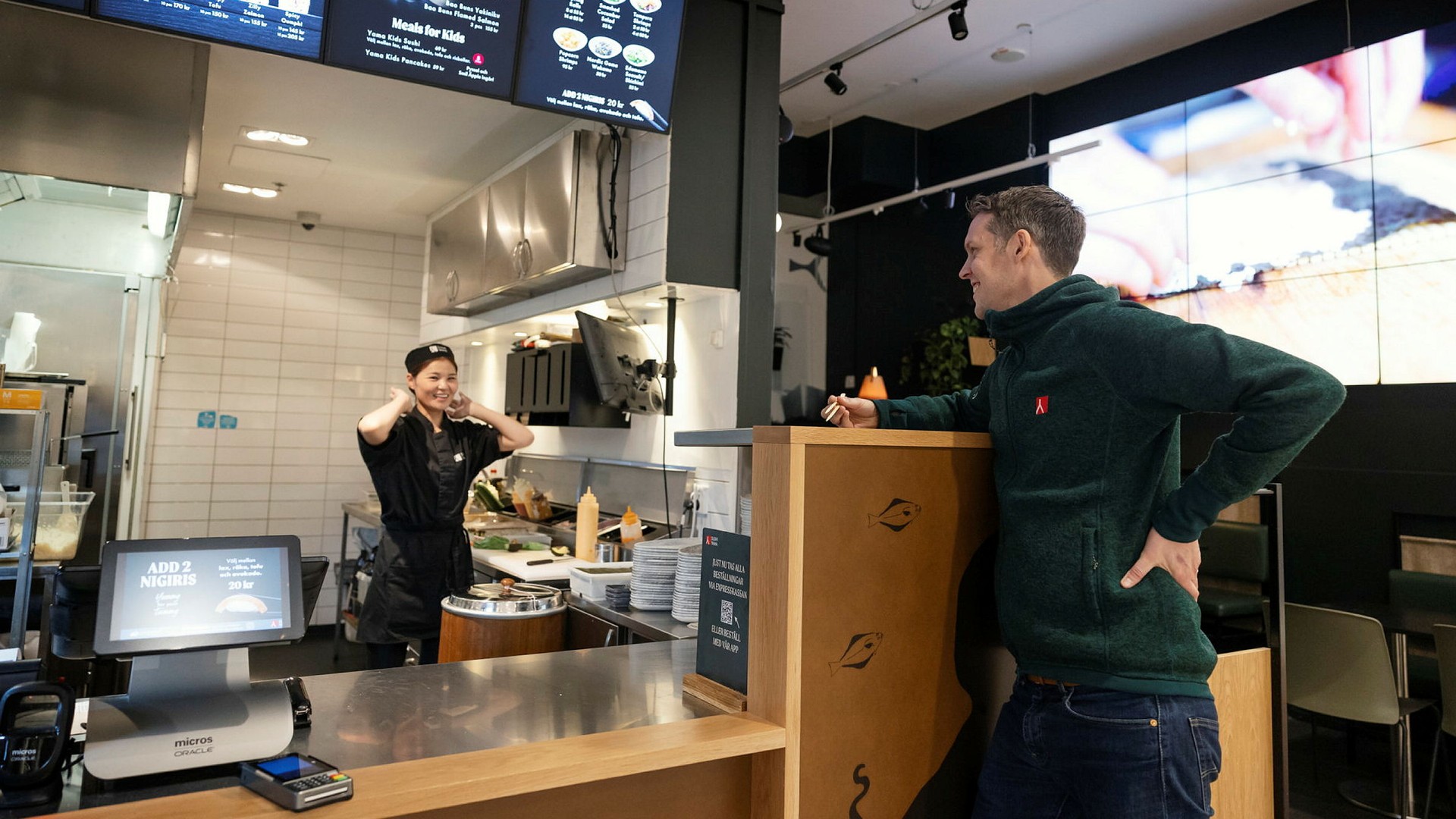 Sushi Yamas vd Johannes Örnemark (t h) pratar med Dulamsuren Ulam-Urnukh i restaurangen i PK-huset i Stockholm.