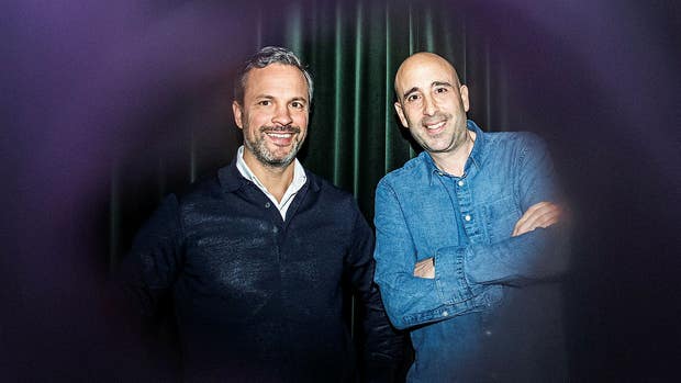Daniel Kaplun och Richard Olinius, grundare av uppstickaren Ninjaplast – fotade genom en av företagets avfallspåsar.