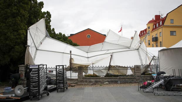 Tält brakade ihop nere i hamnen i Visby efter att det blåst kraftigt.