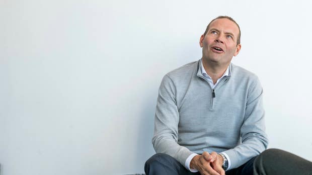 Född i Örnsköldsvik och uppvuxen i Dalarna. ”Om jag vill kan jag prata som en rumpmas.”