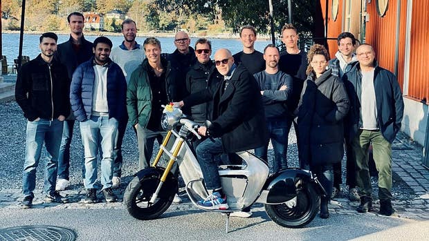 Hela Stilrides team frontade av vd Jonas Nyvang och elmotorcykeln SUS1.