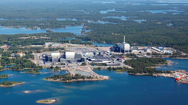 Oskarhamnsverket ligger på Simpevarpshalvön, omkring tre mil norr om Oskarshamn. Från vänster i bild syns Oskarshamn 1 och 2, som bägge är nedlagda och under rivning. Längre till höger syns Oskarshamn 3, Sveriges största reaktor, och som enligt planerna kommer att vara i drift till minst 2045.