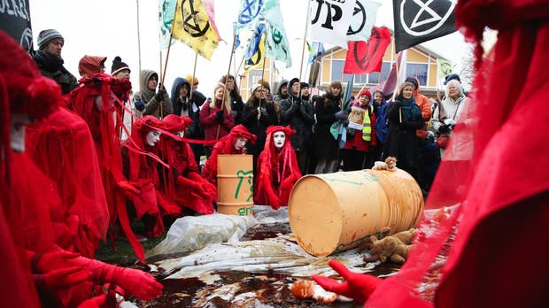 Demonstranter inför rättegången i Mark- och miljööverdomstolen om Preems utbyggnadsplaner i Lysekil.