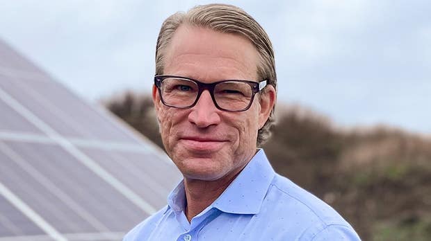 Jonas Almquist är chef för avdelningen för stora bolag på solenergiföretaget EnergiEngagemang.