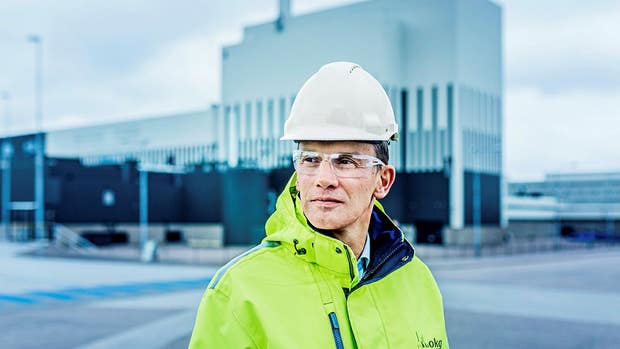 Johan Lundberg, vd OKG, som driver Oskarshamnsverket framför Oskarshamn 3
