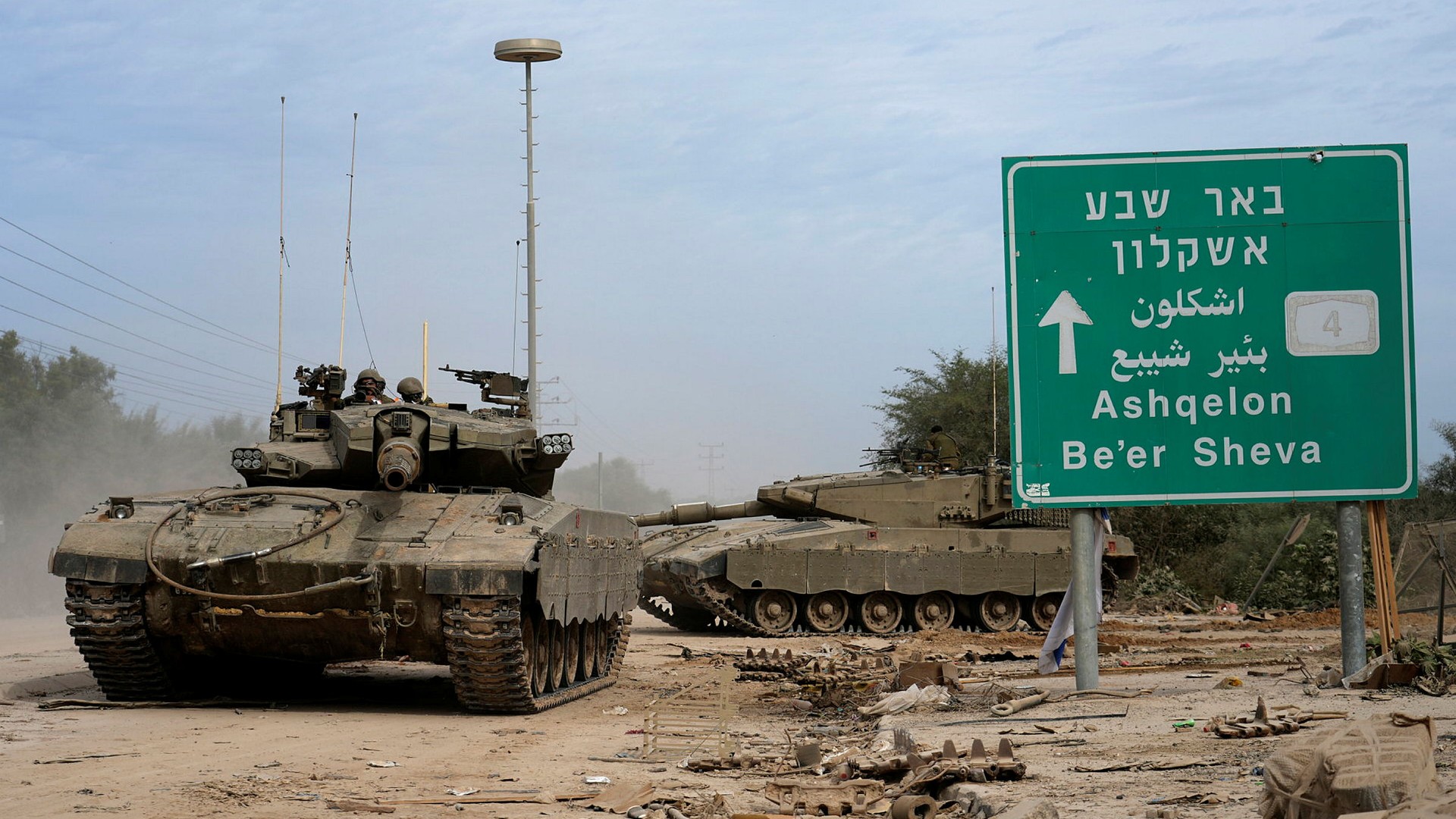 Israeliska stridsvagnar på väg in i södra Gaza