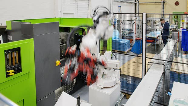 Med robotiseringen ökade tempot lavinartat i fabriken.