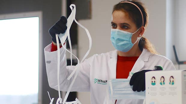 Varje vecka tillverkar Neshia Halilovic och hennes kollegor på Biovisor Healthcare drygt en miljon munskydd.